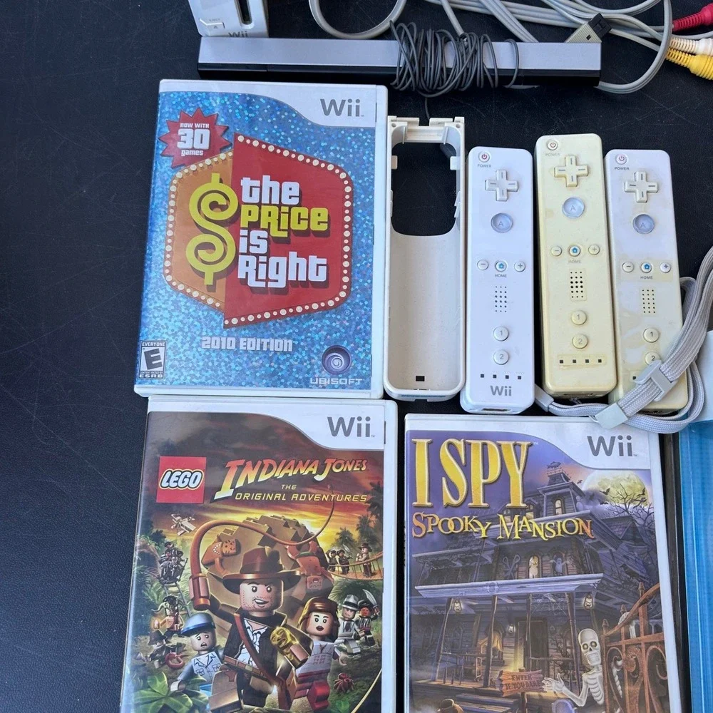 Nintendo Wii RVL-001 Console Bundle 3 Games 4 Remotes LEGO Indiana Jones I Spy